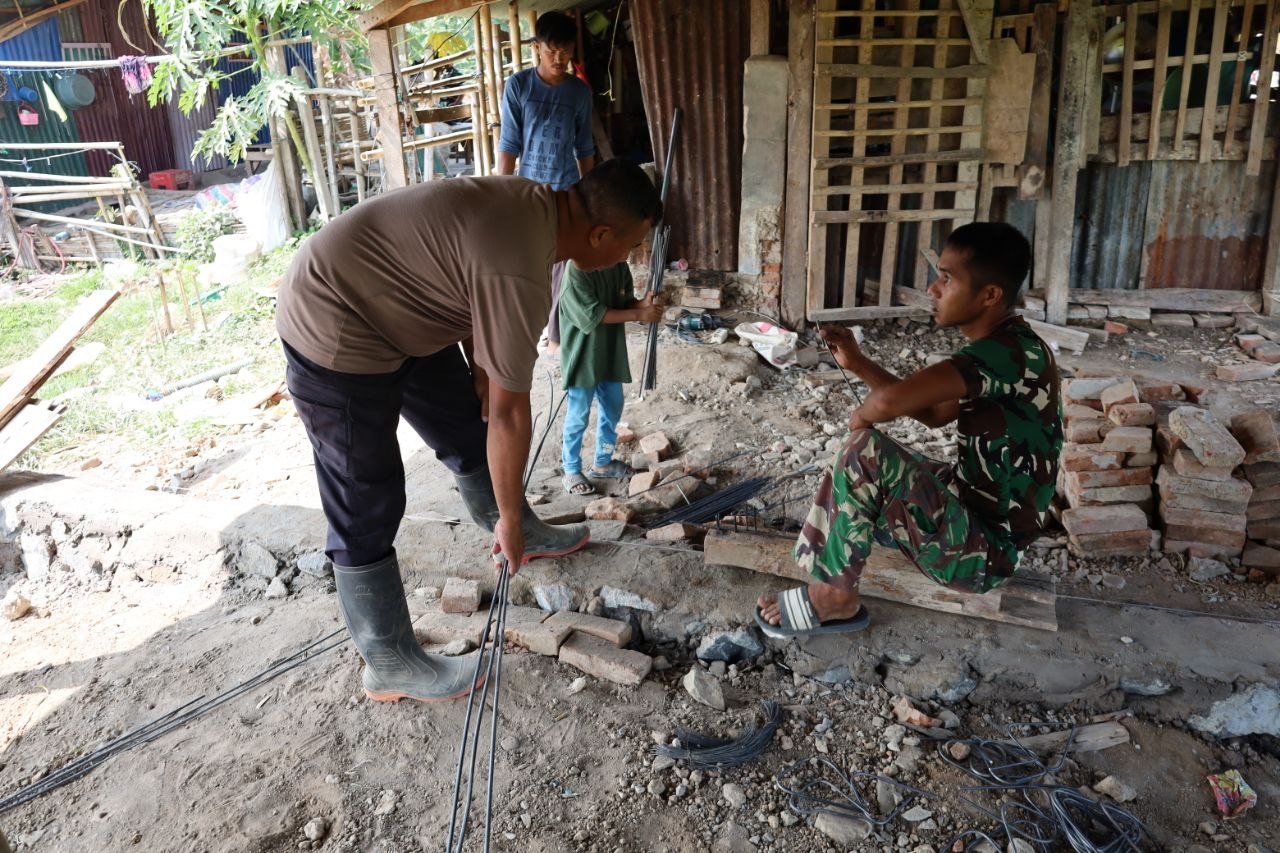 Kodim 1409/Gowa terus menggenjot renovasi RTLH milik Ismail di Desa Kalebarembeng, Bontonompo, Gowa. Progres pengerjaan rumah mencapai 19 persen melalui gotong royong TNI dan masyarakat.