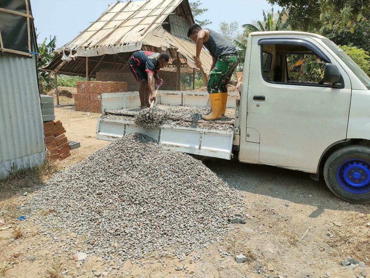 Kodim 1409/Gowa terus menggenjot pengerjaan renovasi RTLH milik Ismail di Desa Kalebarembeng, Bontonompo. Progres pembangunan mencapai 19 persen melalui gotong royong TNI dan masyarakat.