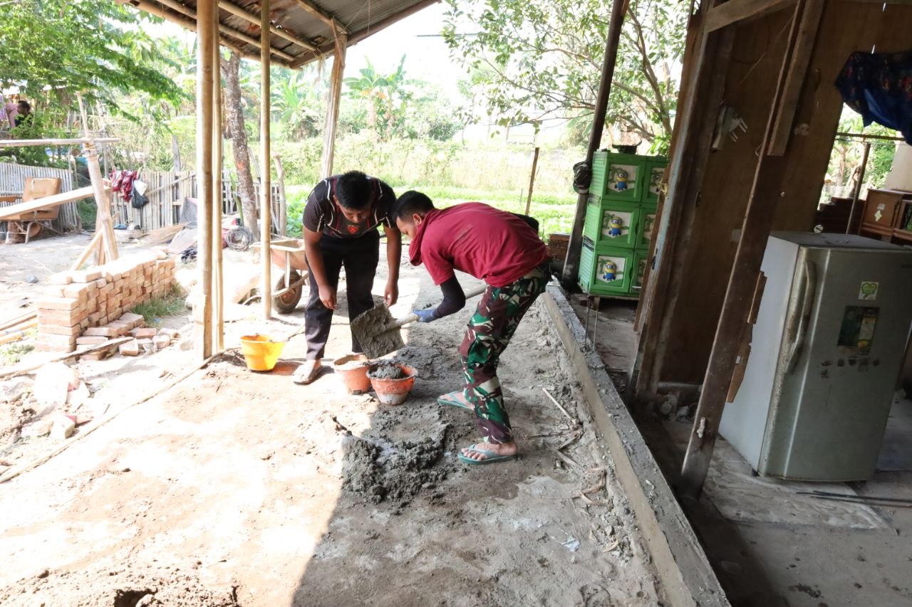 Kodim 1409/Gowa terus menggenjot renovasi RTLH milik Muh. Ramli di Desa Kalebarembeng, Bontonompo, Gowa. Progres pengerjaan telah mencapai 19 persen.