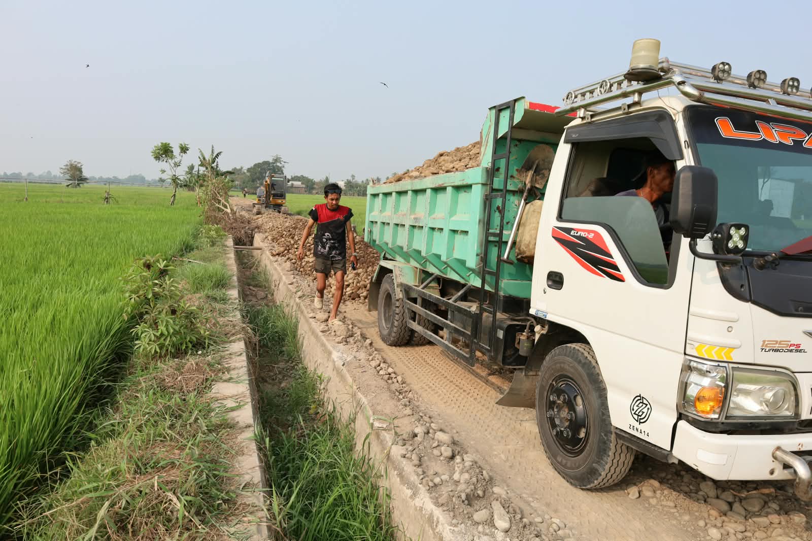 Pembangunan jalan tani TMMD ke-130 Kodim 1409/Gowa di Desa Kalebarembeng, Gowa, mencapai 34 persen per 21 Oktober 2026. Infrastruktur ini diharapkan memperlancar distribusi hasil panen dan meningkatkan kesejahteraan petani.