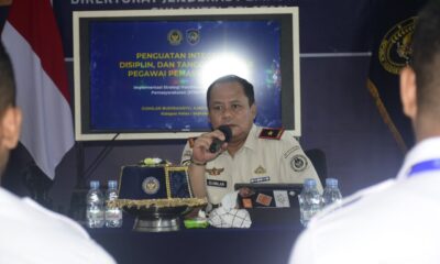 Kepala Lapas Kelas I Makassar Gumilar Budirahayu memberikan penguatan integritas, disiplin, dan tanggung jawab pegawai melalui program inovasi STRAPSUS PAS, Rabu (21/10/2026).