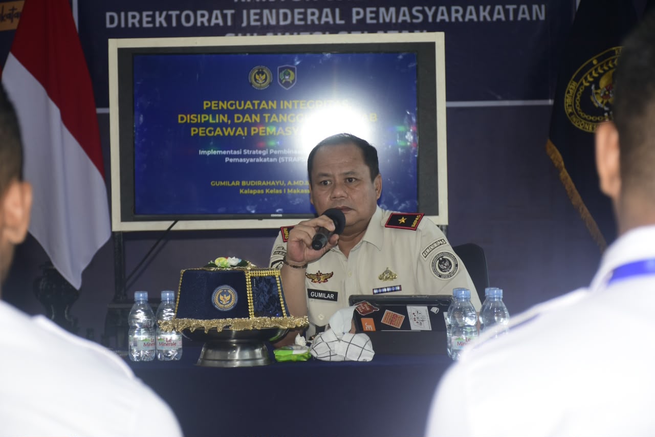 Kepala Lapas Kelas I Makassar Gumilar Budirahayu memberikan penguatan integritas, disiplin, dan tanggung jawab pegawai melalui program inovasi STRAPSUS PAS, Rabu (21/10/2026).