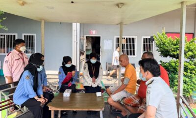 Lapas Narkotika Kelas IIA Sungguminasa meningkatkan pelayanan kesehatan WBP melalui pemeriksaan langsung oleh dokter dan perawat ke blok hunian untuk memastikan penanganan medis yang cepat dan humanis.