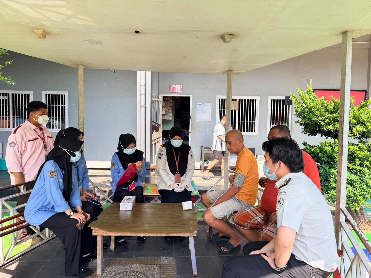 Lapas Narkotika Kelas IIA Sungguminasa meningkatkan pelayanan kesehatan WBP melalui pemeriksaan langsung oleh dokter dan perawat ke blok hunian untuk memastikan penanganan medis yang cepat dan humanis.