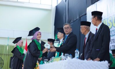 Wakil Bupati Barru Abustan A. Bintang menghadiri wisuda STAI Al-Gazali Barru 2026. Sebanyak 84 sarjana resmi lulus dan siap mengabdi kepada masyarakat.