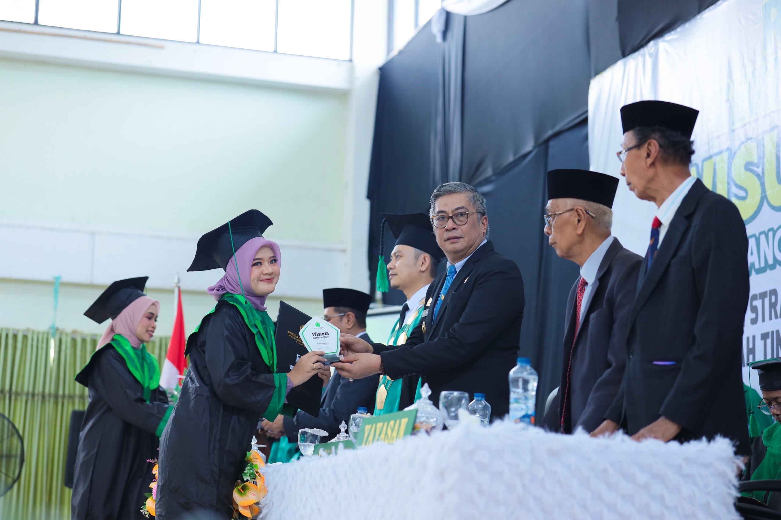 Wakil Bupati Barru Abustan A. Bintang menghadiri wisuda STAI Al-Gazali Barru 2026. Sebanyak 84 sarjana resmi lulus dan siap mengabdi kepada masyarakat.