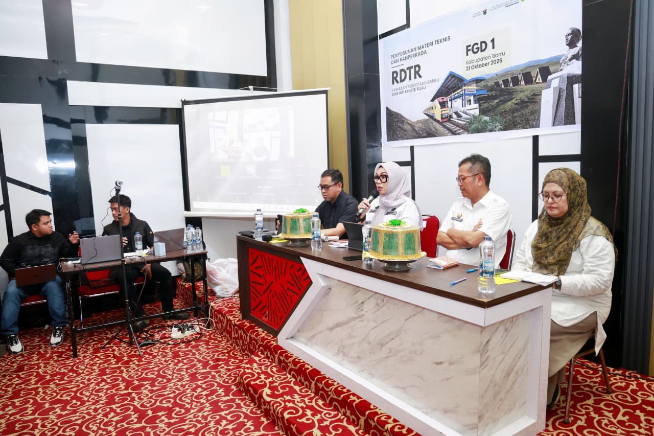 Bupati Andi Ina Kartika Sari menghadiri FGD I penyusunan RDTR kawasan perkotaan Barru dan Tanete Rilau untuk mendorong pembangunan tertib dan berkelanjutan.