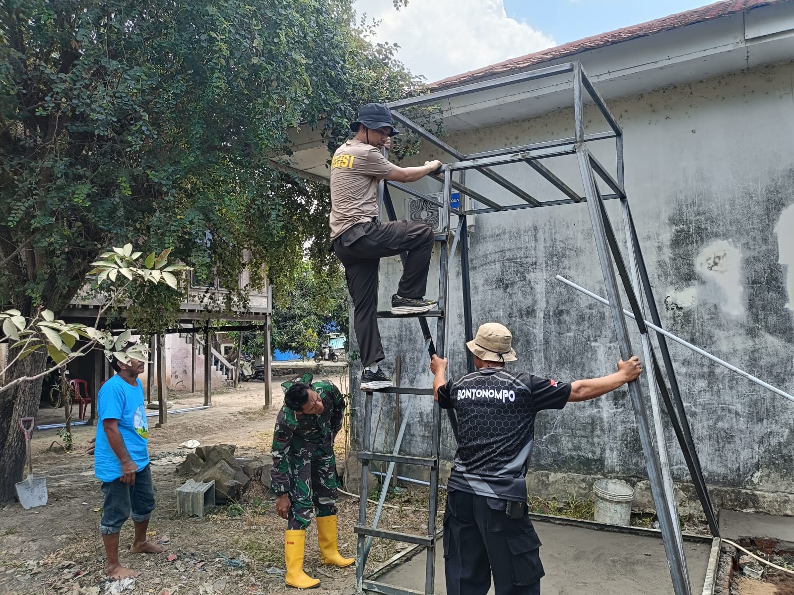 Satgas TMMD ke-130 Kodim 1409/Gowa membangun menara tandon air di Dusun Bontomanai, Desa Kalebarembeng, untuk membantu memenuhi kebutuhan air bersih warga.