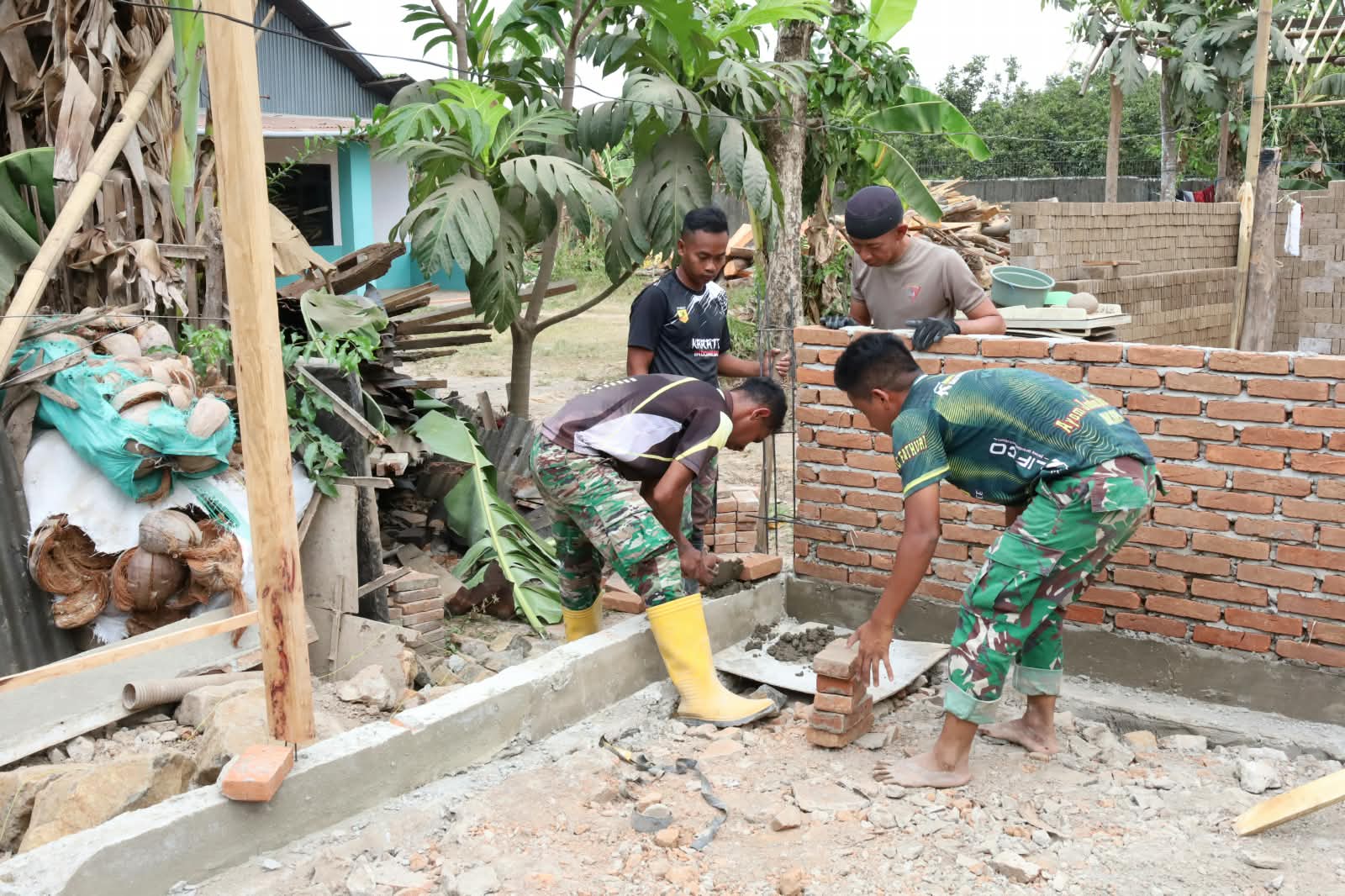 Renovasi rumah tidak layak huni milik Syahrir di Desa Kalebarembeng, Gowa, melalui program TMMD ke-130 Kodim 1409/Gowa telah mencapai progres 20 persen.