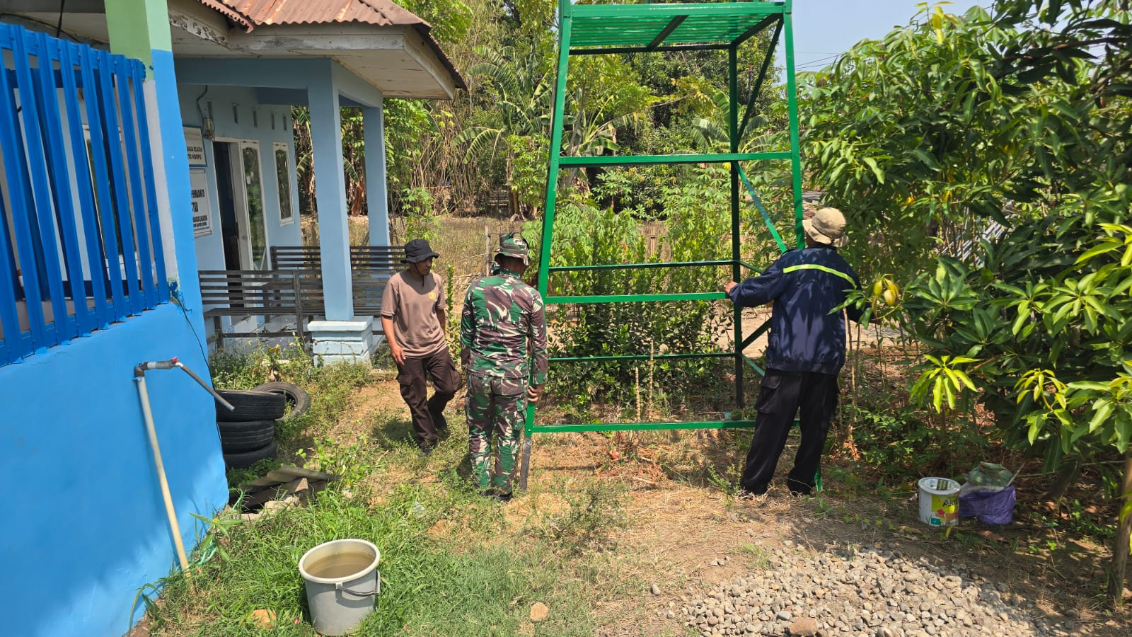 Satgas TMMD ke-130 Kodim 1409/Gowa bersama warga membangun menara tandon air di Desa Barembeng, Bontonompo, untuk mendukung pemenuhan kebutuhan air bersih masyarakat.