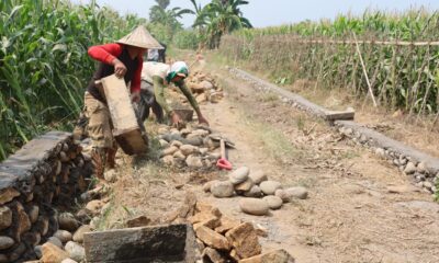 Satgas TMMD ke-130 Kodim 1409/Gowa memperkuat infrastruktur desa melalui pembangunan talud di Kalebarembeng untuk mengantisipasi erosi dan longsor saat musim hujan.