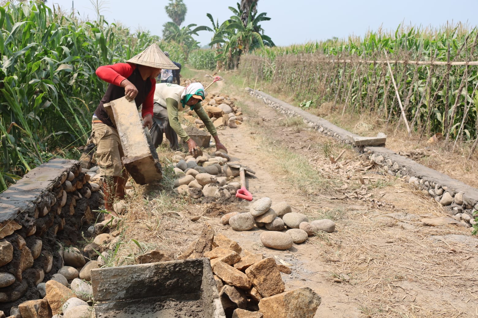 Satgas TMMD ke-130 Kodim 1409/Gowa memperkuat infrastruktur desa melalui pembangunan talud di Kalebarembeng untuk mengantisipasi erosi dan longsor saat musim hujan.