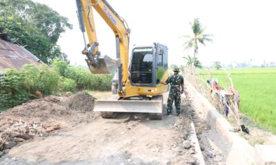 Satgas TMMD ke-130 Kodim 1409/Gowa melanjutkan pengerasan jalan tani di Desa Kalebarembeng, Gowa, untuk mempermudah akses petani dan pengangkutan hasil bumi.