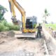 Satgas TMMD ke-130 Kodim 1409/Gowa melanjutkan pengerasan jalan tani di Desa Kalebarembeng, Gowa, untuk mempermudah akses petani dan pengangkutan hasil bumi.