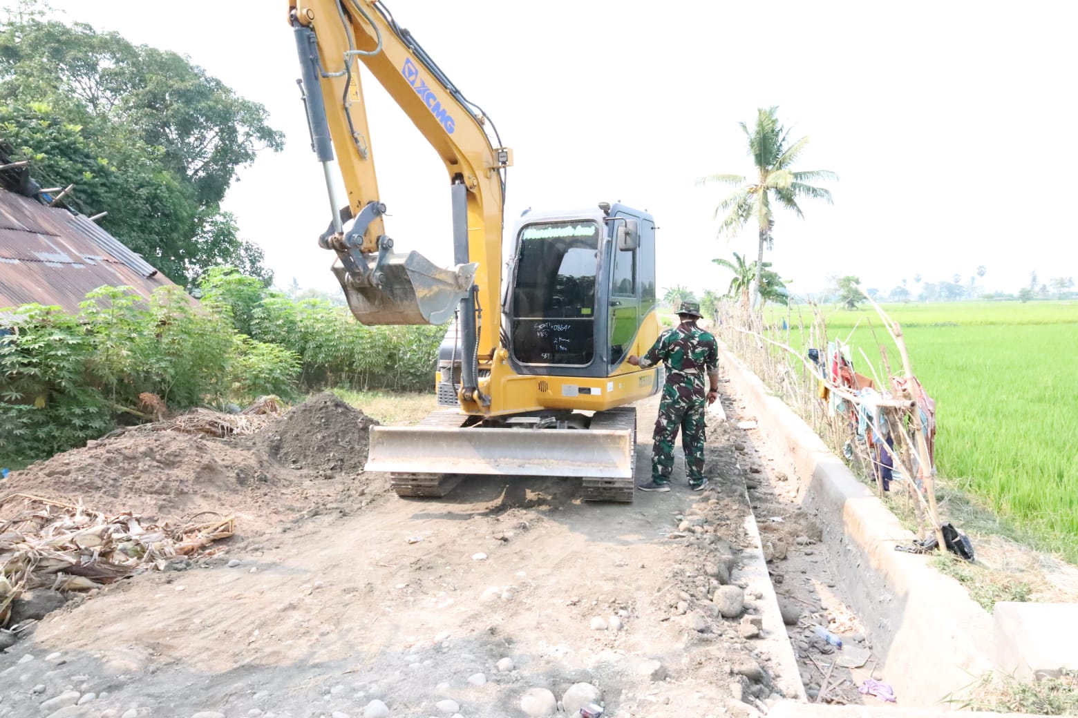 Satgas TMMD ke-130 Kodim 1409/Gowa melanjutkan pengerasan jalan tani di Desa Kalebarembeng, Gowa, untuk mempermudah akses petani dan pengangkutan hasil bumi.