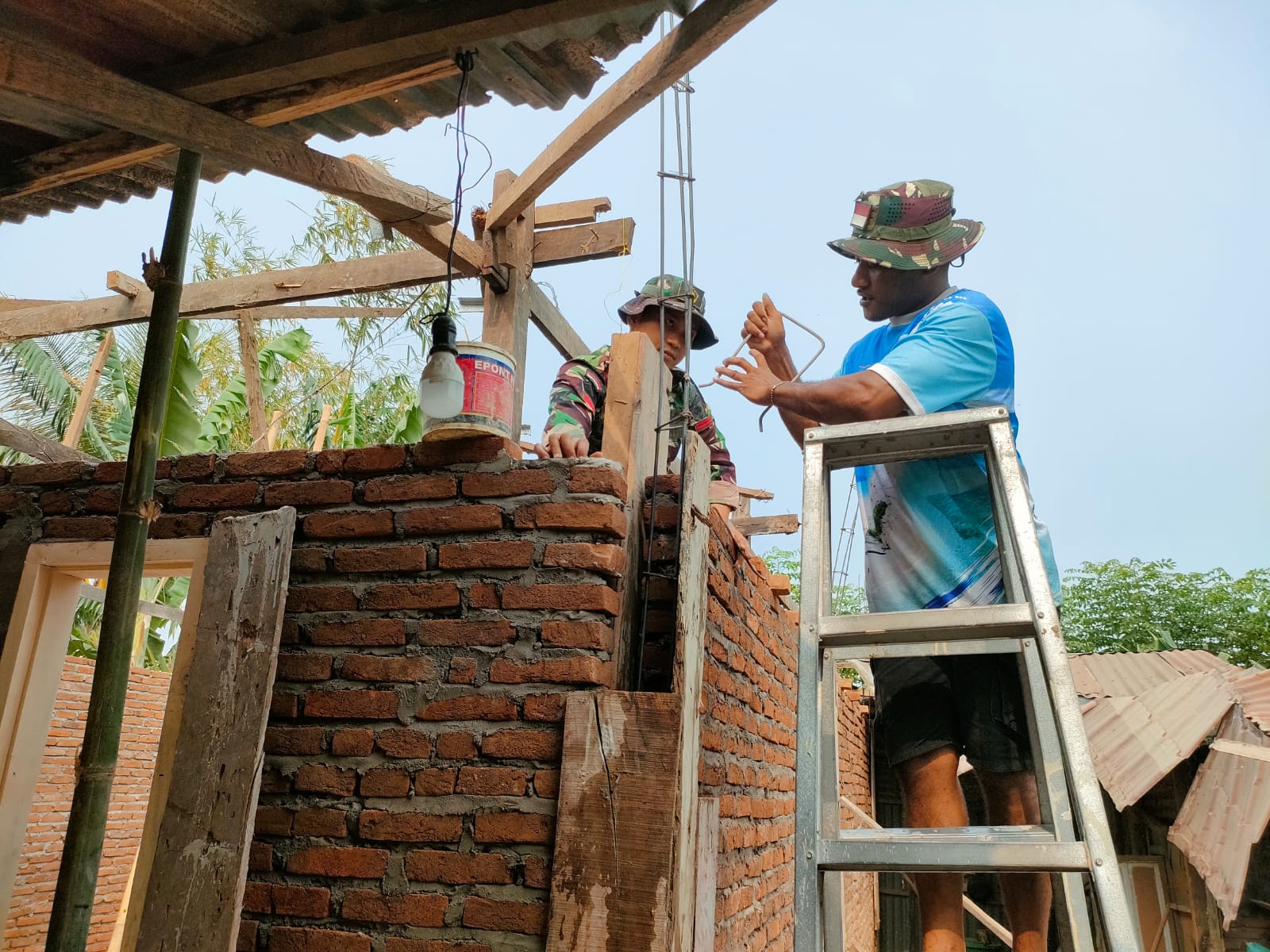 Renovasi rumah tidak layak huni milik Muh. Ramli di Desa Kalebarembeng, Gowa, mencapai 26 persen. Dansatgas TMMD ke-130 Letkol Arm. Sapari menekankan pengawasan dan kualitas pembangunan.