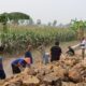 Pembangunan talud TMMD ke-130 Kodim 1409/Gowa di Desa Kalebarembeng mencapai 46 persen. Dansatgas Letkol Arm. Sapari menegaskan pengawasan dan kualitas pekerjaan. Tags: TMMD ke-130, Kodim 1409/Gowa, Letkol Arm Sapari, pembangunan talud, Desa Kalebarembeng, Bontonompo, Kabupaten Gowa, pengawasan pembangunan, TNI Manunggal Membangun Desa, Pendim 1409/Gowa