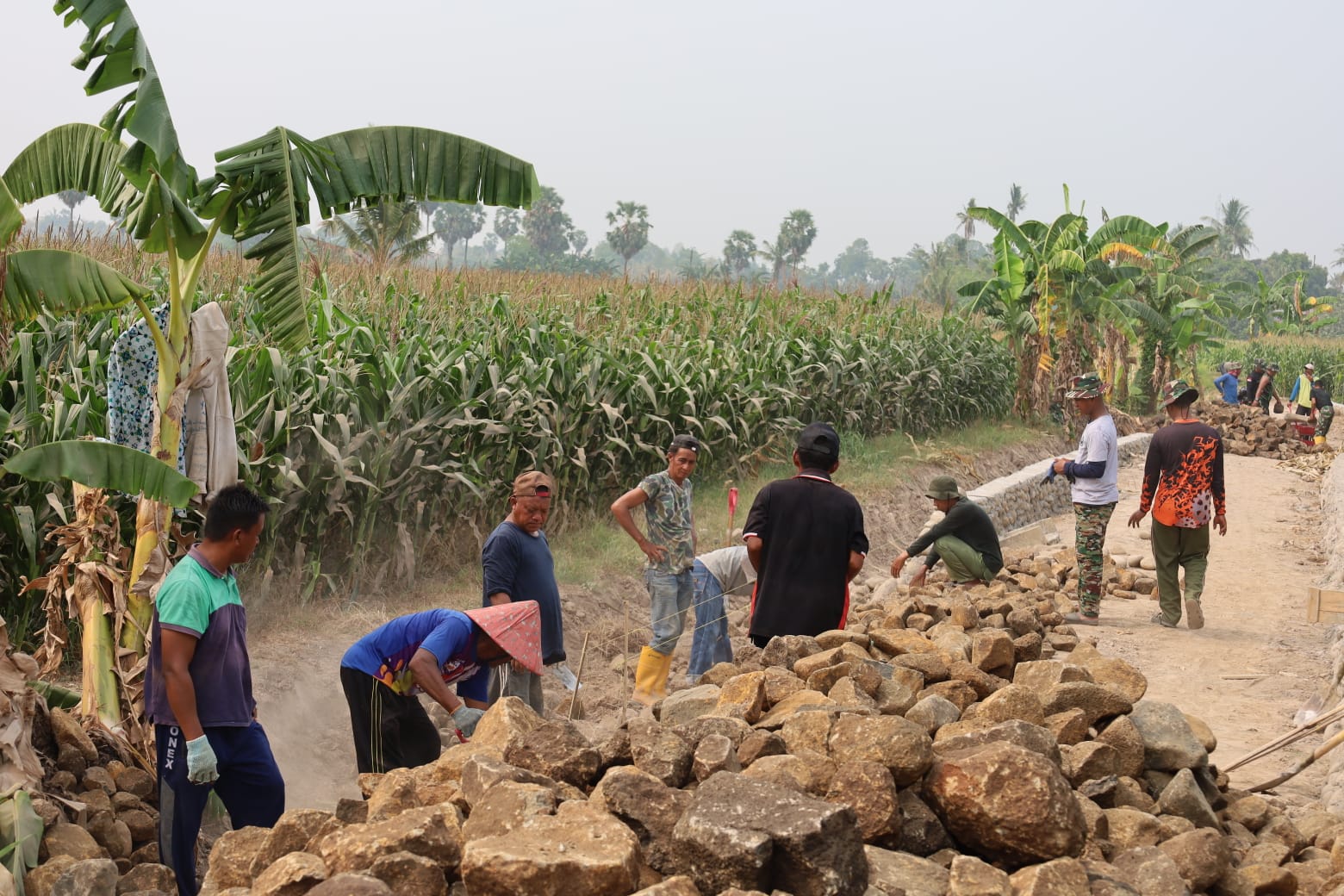 Pembangunan talud TMMD ke-130 Kodim 1409/Gowa di Desa Kalebarembeng mencapai 46 persen. Dansatgas Letkol Arm. Sapari menegaskan pengawasan dan kualitas pekerjaan. Tags: TMMD ke-130, Kodim 1409/Gowa, Letkol Arm Sapari, pembangunan talud, Desa Kalebarembeng, Bontonompo, Kabupaten Gowa, pengawasan pembangunan, TNI Manunggal Membangun Desa, Pendim 1409/Gowa