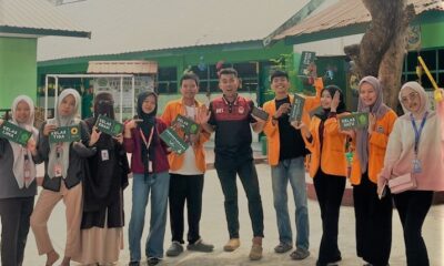 Mahasiswa AMSD PGSD FIP UNM membuat papan nama kelas di SD Muhammadiyah Perumnas sebagai bentuk pengabdian untuk mendukung penataan sekolah, kenyamanan belajar, dan persiapan menuju Sekolah Adiwiyata Nasional.