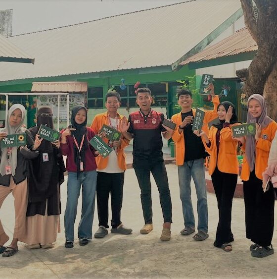 Mahasiswa AMSD PGSD FIP UNM membuat papan nama kelas di SD Muhammadiyah Perumnas sebagai bentuk pengabdian untuk mendukung penataan sekolah, kenyamanan belajar, dan persiapan menuju Sekolah Adiwiyata Nasional.