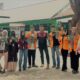Mahasiswa AMSD PGSD FIP UNM membuat papan nama kelas di SD Muhammadiyah Perumnas sebagai bentuk pengabdian untuk mendukung penataan sekolah, kenyamanan belajar, dan persiapan menuju Sekolah Adiwiyata Nasional.