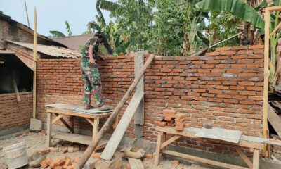 Satgas TMMD ke-130 Kodim 1409/Gowa mempercepat renovasi rumah Syahrir di Desa Kalebarembeng. Progres pembangunan mencapai 30 persen.