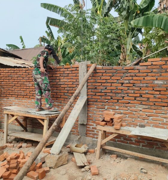 Satgas TMMD ke-130 Kodim 1409/Gowa mempercepat renovasi rumah Syahrir di Desa Kalebarembeng. Progres pembangunan mencapai 30 persen.