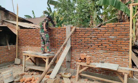 Satgas TMMD ke-130 Kodim 1409/Gowa mempercepat renovasi rumah Syahrir di Desa Kalebarembeng. Progres pembangunan mencapai 30 persen.