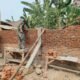 Satgas TMMD ke-130 Kodim 1409/Gowa mempercepat renovasi rumah Syahrir di Desa Kalebarembeng. Progres pembangunan mencapai 30 persen.