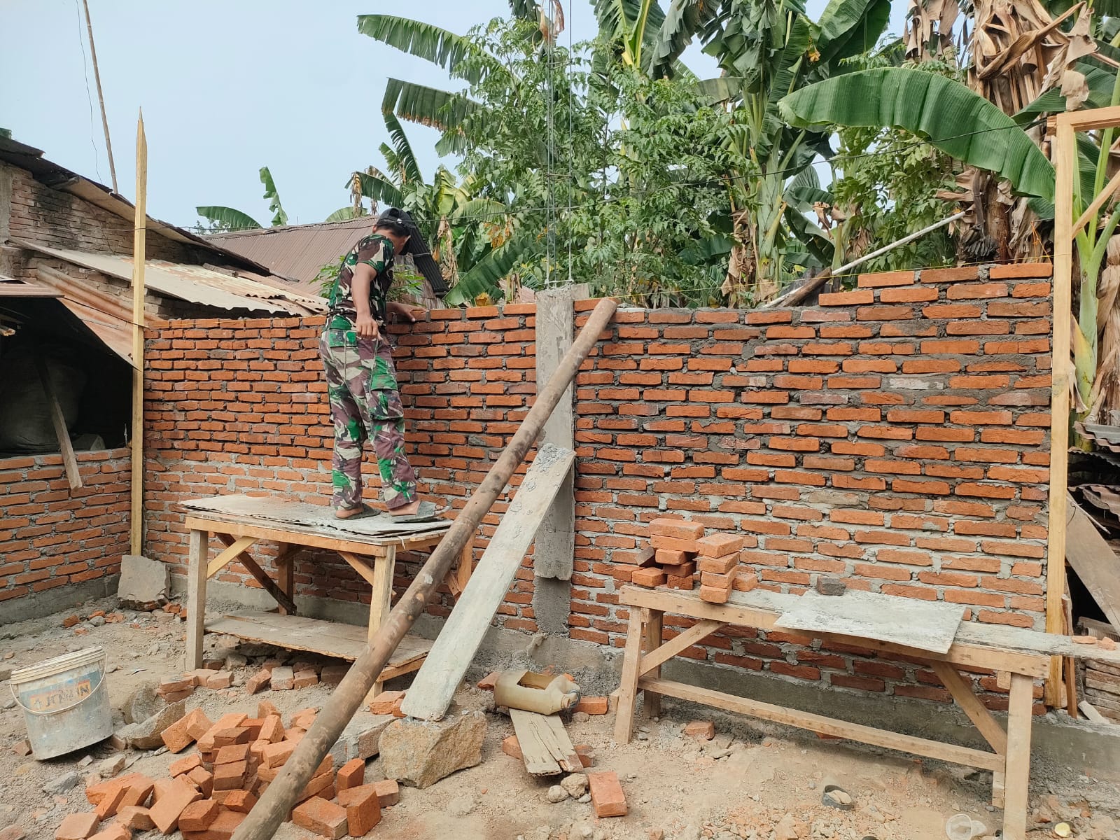 Satgas TMMD ke-130 Kodim 1409/Gowa mempercepat renovasi rumah Syahrir di Desa Kalebarembeng. Progres pembangunan mencapai 30 persen.