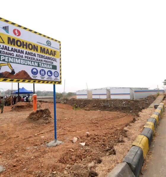Wali Kota Makassar Munafri Arifuddin meninjau penimbunan lahan Stadion Untia. Konstruksi ditargetkan mulai awal 2027 dan rampung Desember 2027.