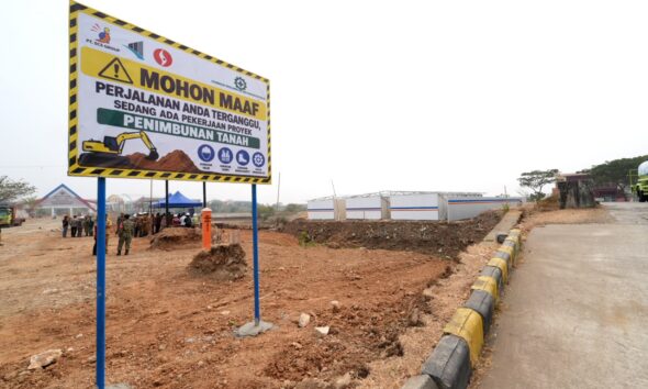 Wali Kota Makassar Munafri Arifuddin meninjau penimbunan lahan Stadion Untia. Konstruksi ditargetkan mulai awal 2027 dan rampung Desember 2027.
