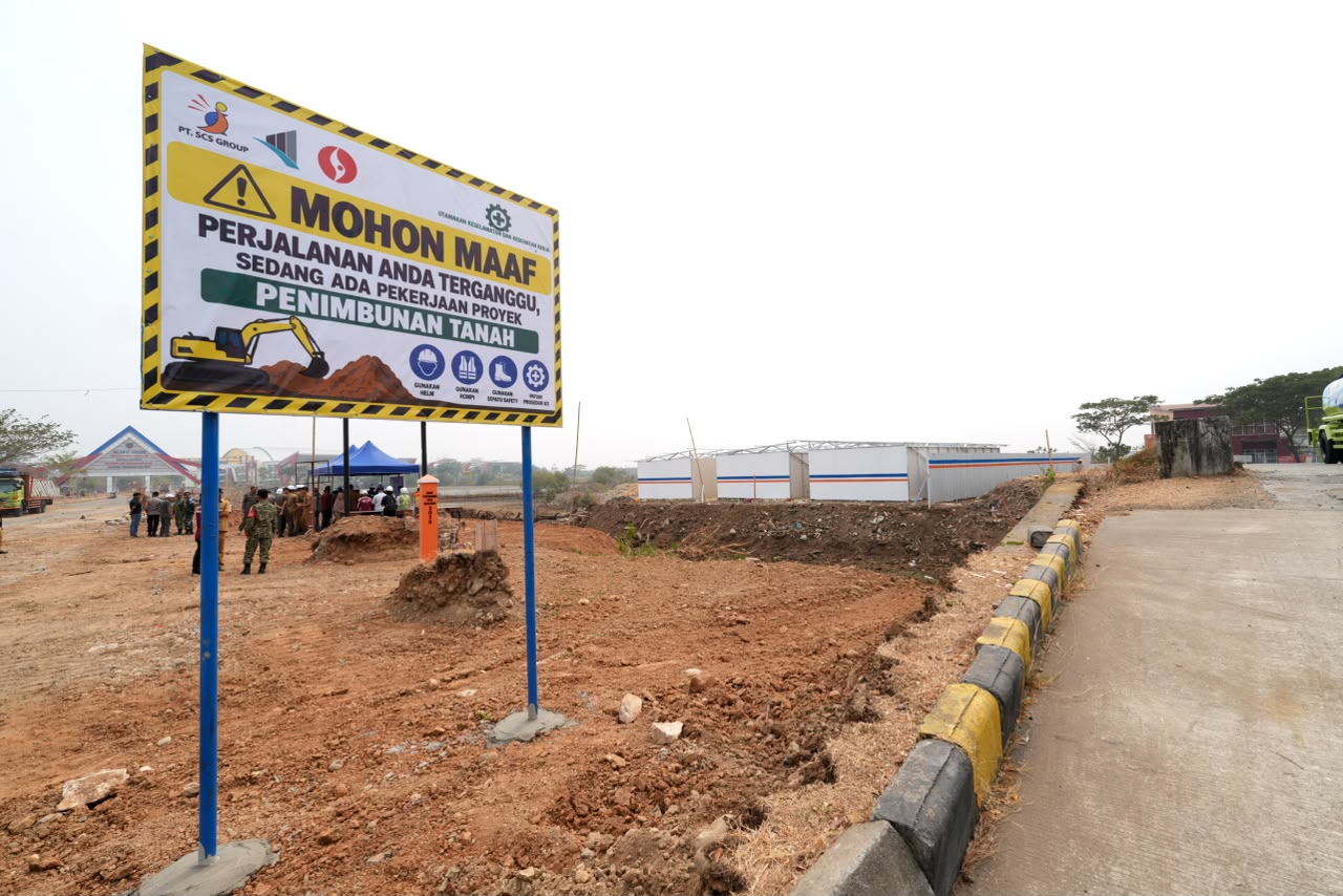 Wali Kota Makassar Munafri Arifuddin meninjau penimbunan lahan Stadion Untia. Konstruksi ditargetkan mulai awal 2027 dan rampung Desember 2027.