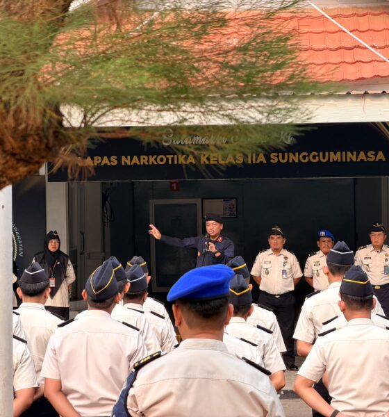 Kalapas Narkotika Sungguminasa, Moh. Ilham Agung Setyawan, menekankan disiplin, integritas, dan kepatuhan SOP kepada seluruh pegawai saat apel pagi, Senin (26/10/2026).