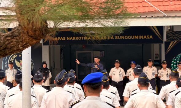Kalapas Narkotika Sungguminasa, Moh. Ilham Agung Setyawan, menekankan disiplin, integritas, dan kepatuhan SOP kepada seluruh pegawai saat apel pagi, Senin (26/10/2026).