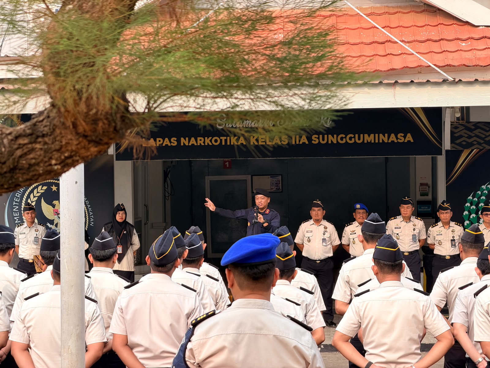 Kalapas Narkotika Sungguminasa, Moh. Ilham Agung Setyawan, menekankan disiplin, integritas, dan kepatuhan SOP kepada seluruh pegawai saat apel pagi, Senin (26/10/2026).