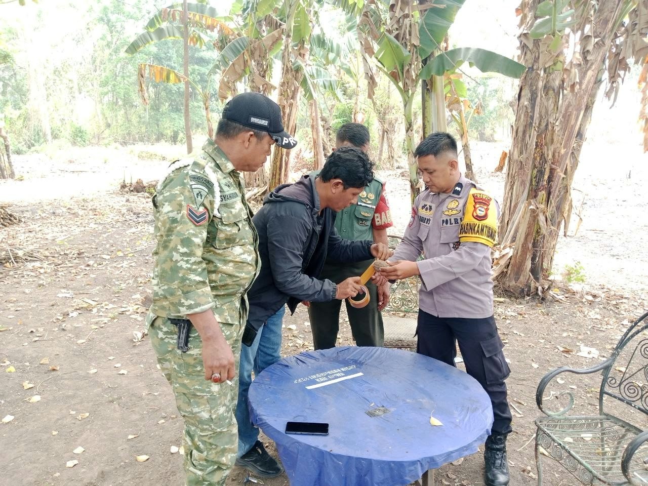 Warga menemukan granat tangan jenis nanas di Desa Pannyangkalang, Bajeng, Gowa, saat mencari ikan. Granat diduga masih aktif dan diamankan petugas.