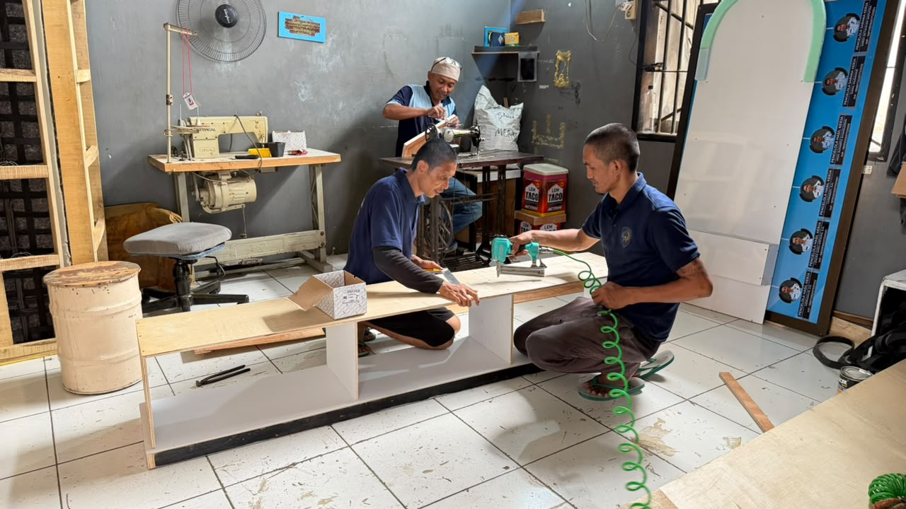 WBP Lapas Narkotika Kelas IIA Sungguminasa memproduksi mebel pesanan masyarakat sebagai bagian dari pembinaan kemandirian untuk meningkatkan keterampilan dan produktivitas.