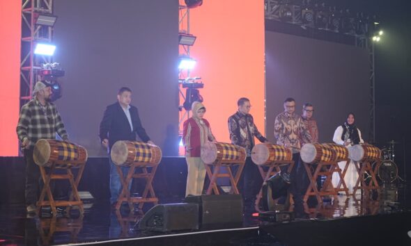 Kota Makassar menjadi tuan rumah Konferensi Musik Indonesia 2026. Munafri Arifuddin dan Aliyah Mustika Ilham berharap KMI memperkuat industri musik dan ekonomi kreatif serta membuka peluang bagi musisi lokal.