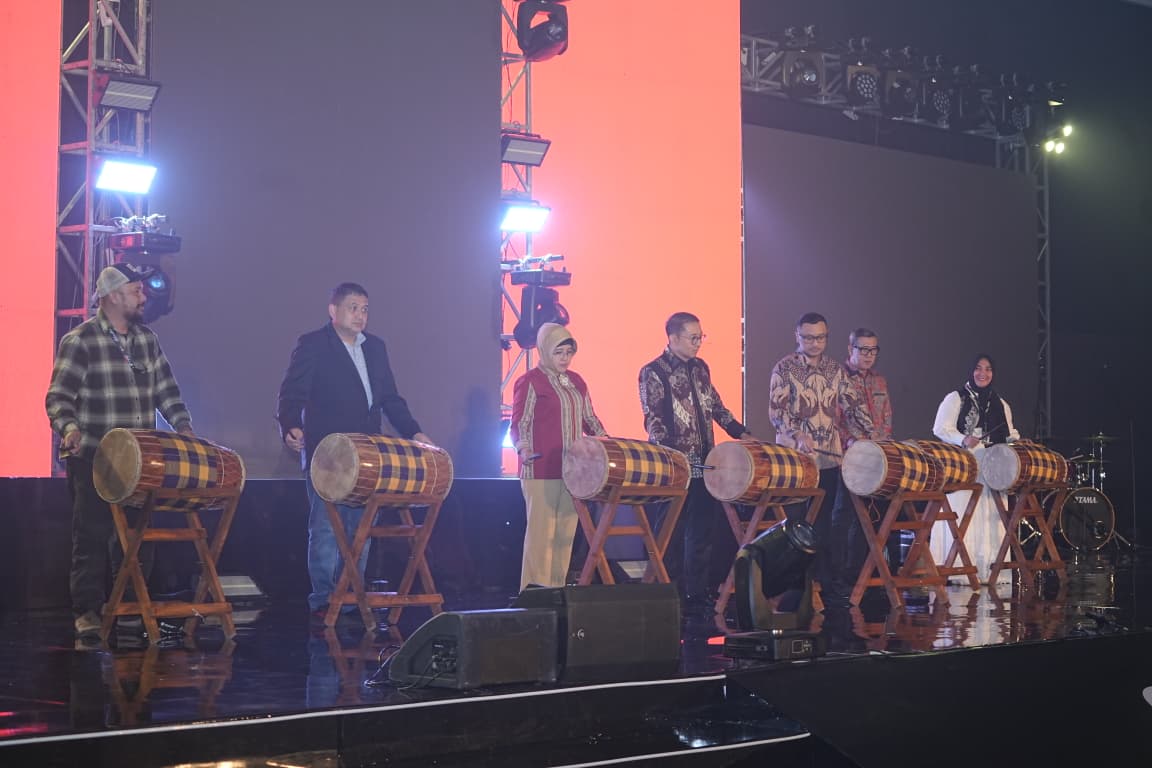 Kota Makassar menjadi tuan rumah Konferensi Musik Indonesia 2026. Munafri Arifuddin dan Aliyah Mustika Ilham berharap KMI memperkuat industri musik dan ekonomi kreatif serta membuka peluang bagi musisi lokal.