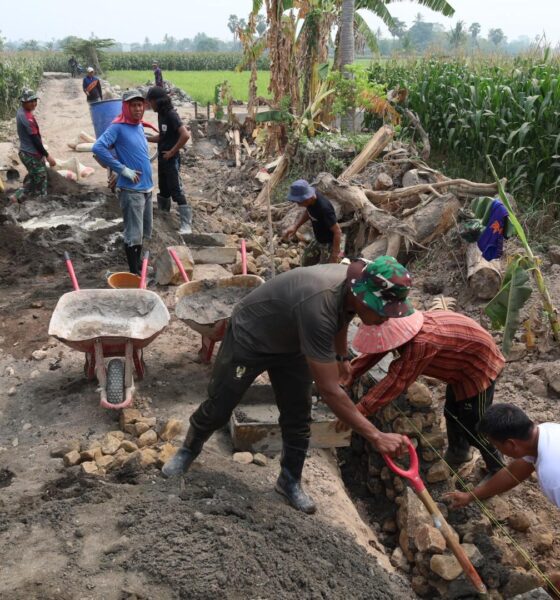 Pembangunan talud program TMMD ke-130 Kodim 1409/Gowa di Desa Kalebarembeng, Bontonompo, mencapai 55 persen pada Rabu (28/10/2026). Dansatgas Letkol Arm Sapari menegaskan pentingnya kualitas konstruksi dan gotong royong.