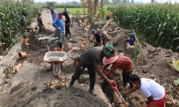 Pembangunan talud program TMMD ke-130 Kodim 1409/Gowa di Desa Kalebarembeng, Bontonompo, mencapai 55 persen pada Rabu (28/10/2026). Dansatgas Letkol Arm Sapari menegaskan pentingnya kualitas konstruksi dan gotong royong.