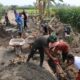 Pembangunan talud program TMMD ke-130 Kodim 1409/Gowa di Desa Kalebarembeng, Bontonompo, mencapai 55 persen pada Rabu (28/10/2026). Dansatgas Letkol Arm Sapari menegaskan pentingnya kualitas konstruksi dan gotong royong.