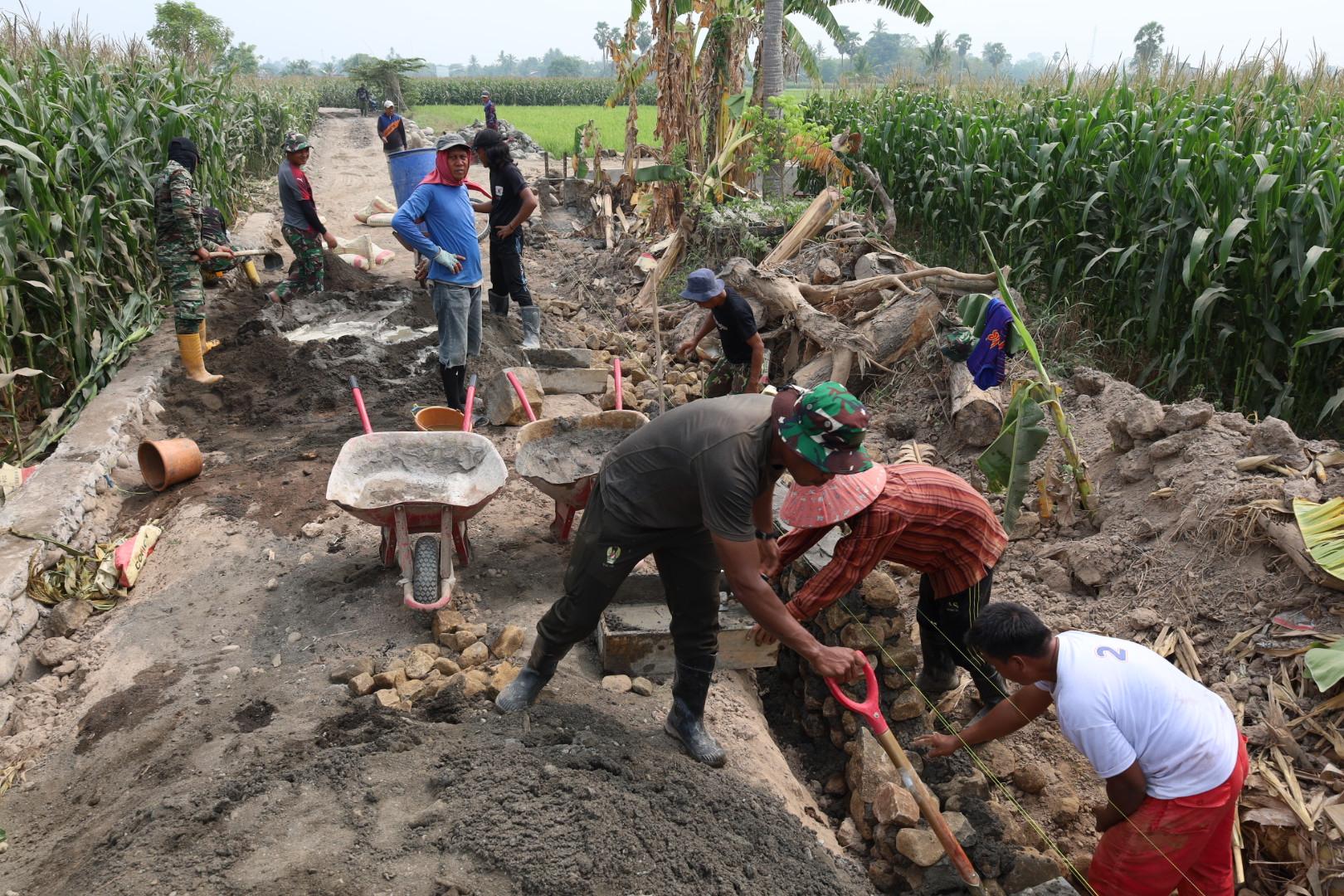Pembangunan talud program TMMD ke-130 Kodim 1409/Gowa di Desa Kalebarembeng, Bontonompo, mencapai 55 persen pada Rabu (28/10/2026). Dansatgas Letkol Arm Sapari menegaskan pentingnya kualitas konstruksi dan gotong royong.