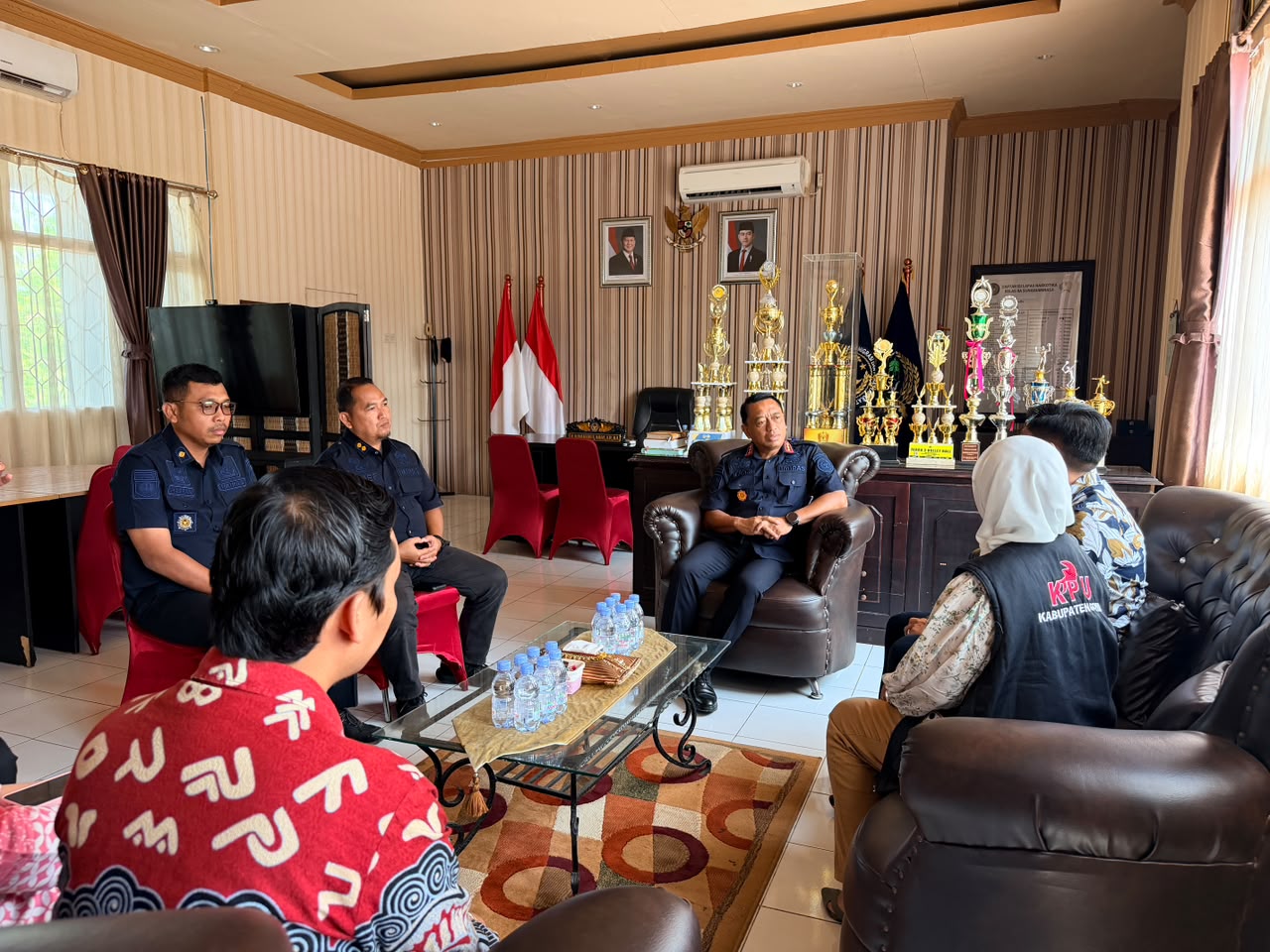 Lapas Narkotika Kelas IIA Sungguminasa bersama KPU berkoordinasi memutakhirkan data pemilih warga binaan dan membahas penentuan jumlah KPPS untuk memastikan pemenuhan hak pilih sesuai ketentuan.