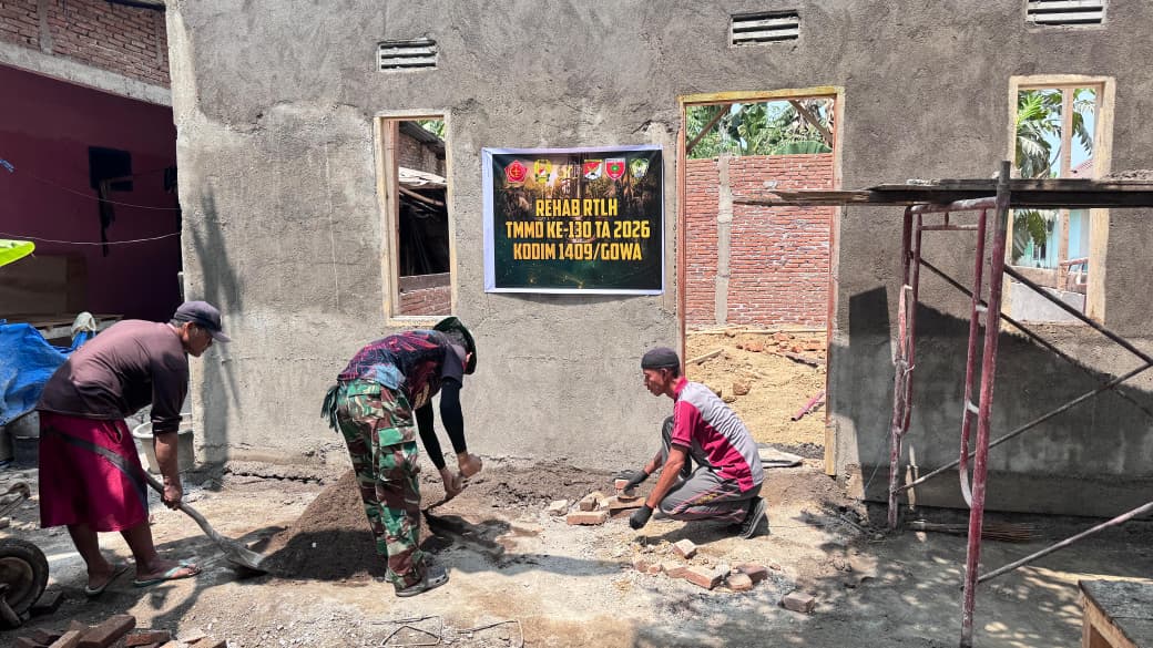 Satgas TMMD ke-130 Kodim 1409/Gowa melanjutkan renovasi rumah tidak layak huni milik Syahrir di Desa Kalebarembeng, Gowa. Progres pengerjaan mencapai 52 persen pada 30 Oktober 2026.