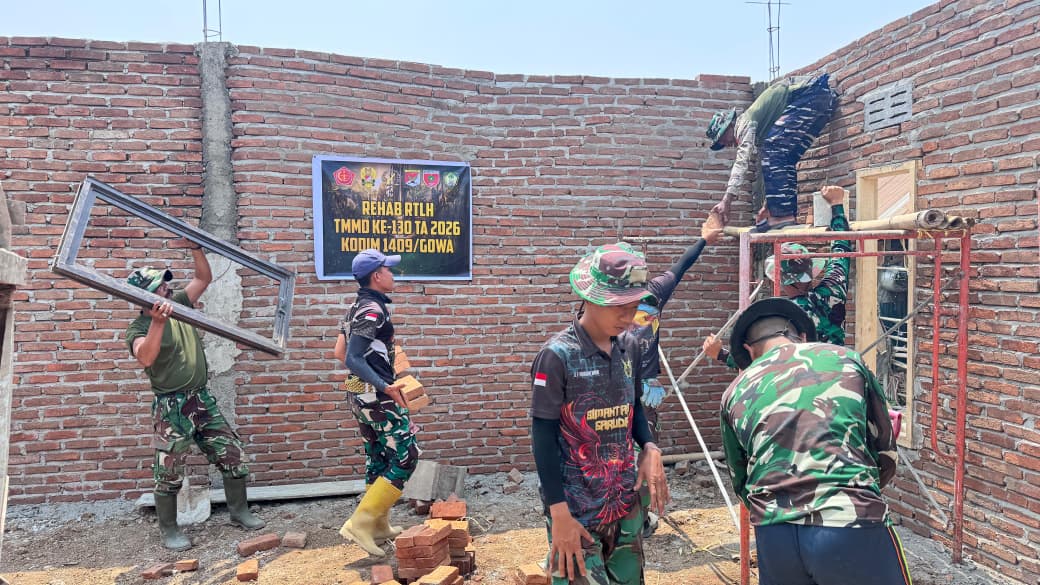 Renovasi rumah Ismail melalui program TMMD ke-130 Kodim 1409/Gowa di Desa Kalebarembeng mencapai progres 48 persen pada Jumat, 30 Oktober 2026.