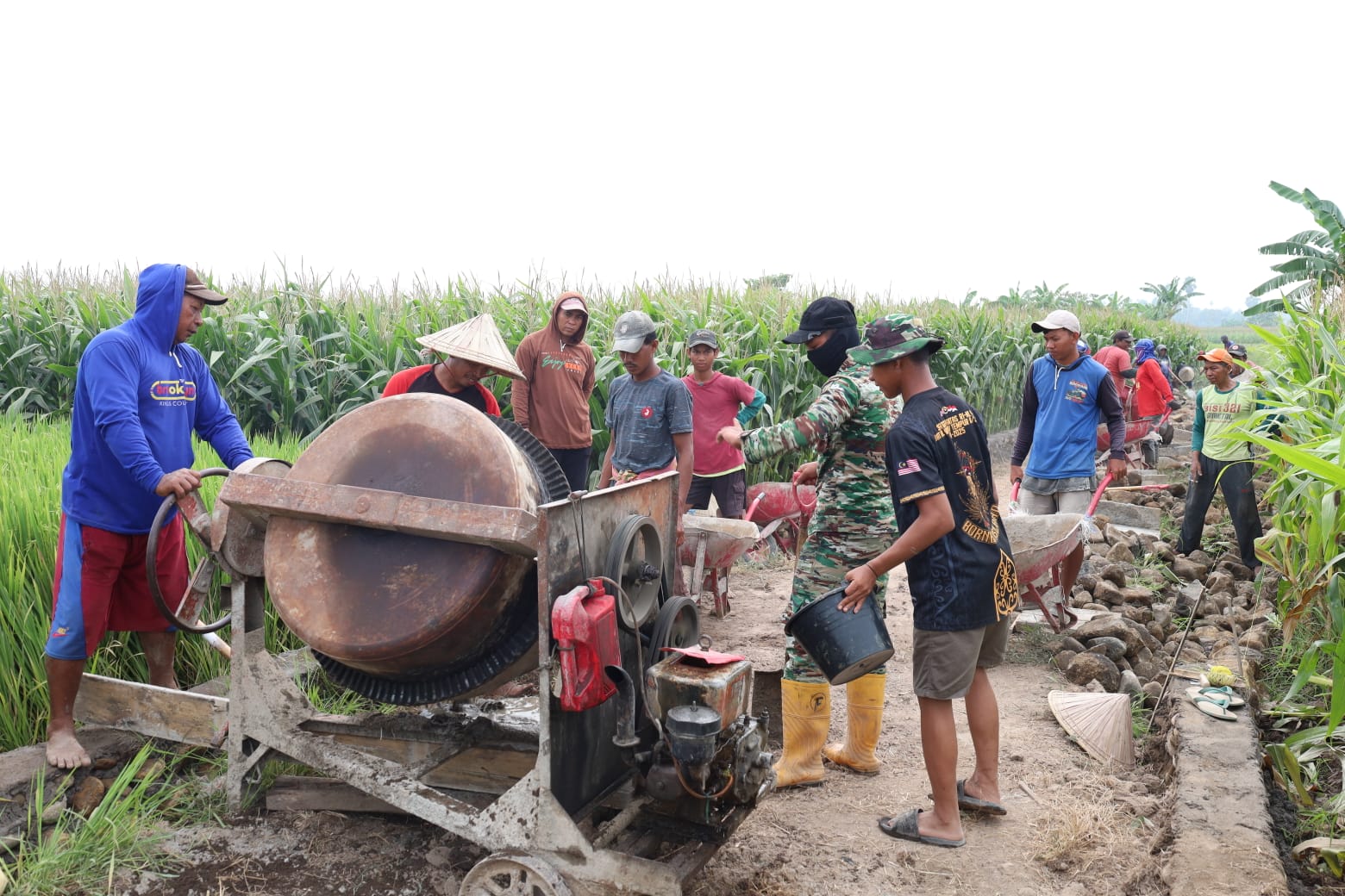 Satgas TMMD ke-130 Kodim 1409/Gowa melanjutkan pembangunan jalan tani di Desa Kalebarembeng, Gowa, untuk memperlancar akses petani dan distribusi hasil panen.