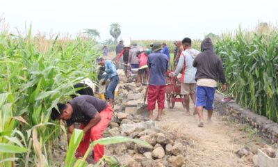 Pembangunan jalan tani TMMD ke-130 Kodim 1409/Gowa di Desa Kalebarembeng mencapai 70 persen. Dansatgas Letkol Arm Sapari mengapresiasi gotong royong TNI dan warga.