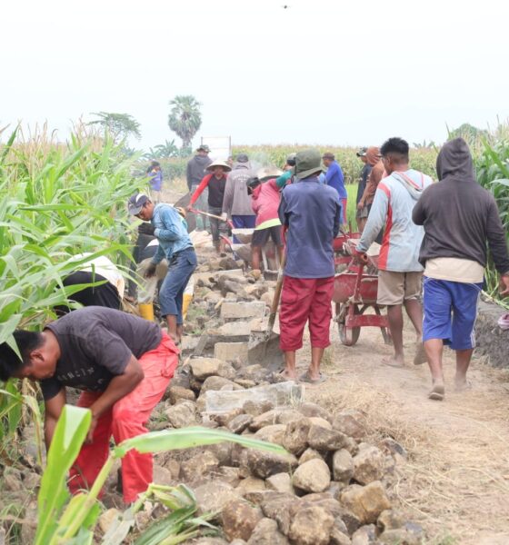 Pembangunan jalan tani TMMD ke-130 Kodim 1409/Gowa di Desa Kalebarembeng mencapai 70 persen. Dansatgas Letkol Arm Sapari mengapresiasi gotong royong TNI dan warga.